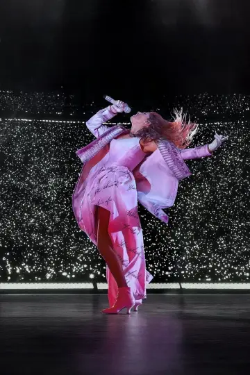 Plakat do filmu "Taylor Swift | The Eras Tour | The Final Show" #577527